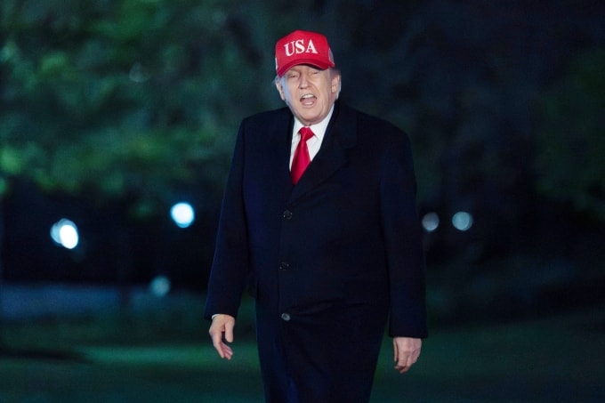 Tổng thống Mỹ Donald Trump trả lời phóng viên khi hạ cánh xuống thủ đô Washington ngày 12/4.