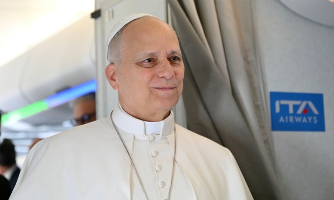 Giáo hoàng Leo XIV trò chuyện với phóng viên trên chuyến bay tới Algeria ngày 13/4. Ảnh: AP