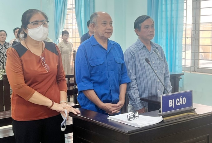 Ông Trần Quốc Tân (áo xanh, giữa) cùng em trai và vợ trong phiên tòa trước đó. Ảnh:Quốc Thắng