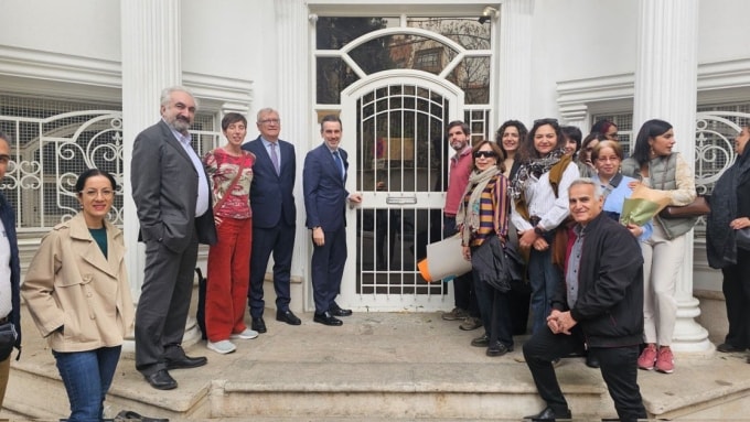 Đại sứ Tây Ban Nha tại Iran Antonio Sanchez-Benedito (trên cùng, hàng trái) mở lại đại sứ quán ở Tehran ngày 13/4. Ảnh: Herqles