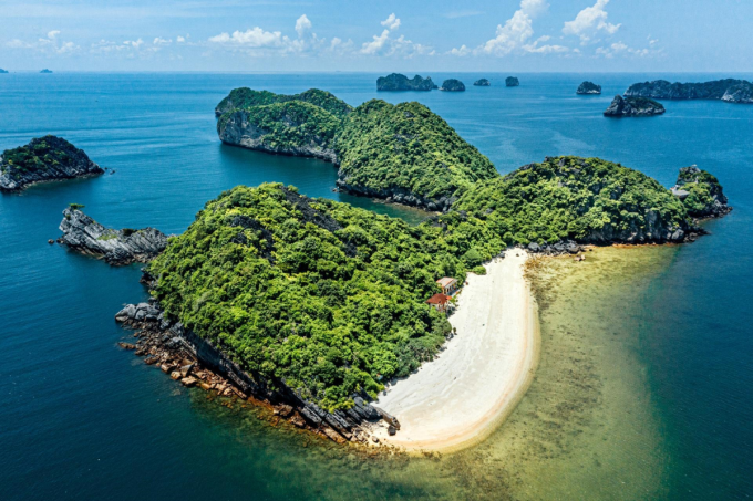 Đảo Khỉ - một trong nhiều danh lam, thắng cảnh nổi tiếng quốc tế của Cát Bà. Ảnh: Ánh Dương