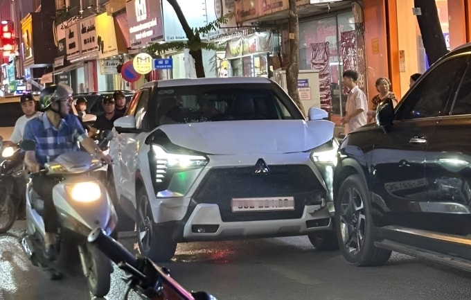 Ôtô trắng sau khi tông vào đuôi một xe tải cùng chiều đã lao sang làn ngược chiều, va chạm với một ôtô khác. Ảnh: Xuân Hoa