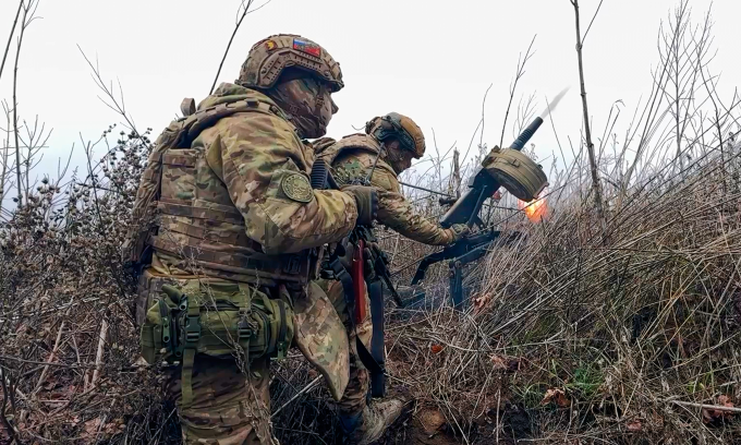 Quân nhân Nga chuẩn bị tập kích vị trí Ukraine trong ảnh đăng ngày 31/3. Ảnh: AP