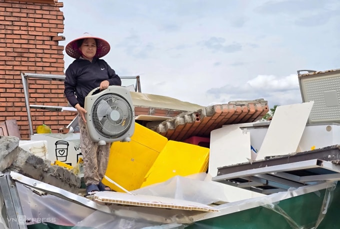 Người dân xã Lam Thành (trước đây thuộc huyện Hưng Nguyên), bị sập nhà sau bão Bualoi hồi tháng 9/2025. Ảnh: Đức Hùng