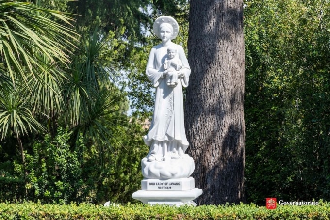 Tượng Đức Mẹ La Vang mặc áo dài truyền thống trong Vườn Vatican. Ảnh: Vatican City State