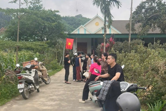 Một tháng qua, nhiều người dân ở xã Tân Kỳ tập trung trước nhà chủ hụi để đòi tiền. Ảnh: Hùng Lê