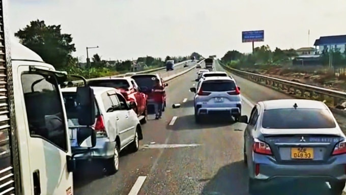 5 phương tiện gặp nạn nằm ở làn số 1 gây ùn ứ cục bộ. Ảnh: Nam An