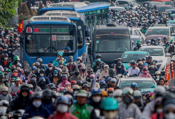 Xe buýt chen giữa dòng ôtô cá nhân, xe máy khu vực cầu Bình Triệu, tháng 8/2025. Ảnh: Đình Văn