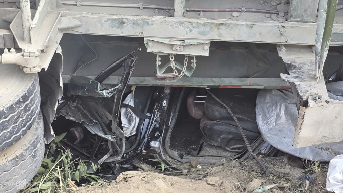 Ôtô 4 chỗ bẹp dí sau khi bị xe ben đè. Ảnh: Phước Tuấn