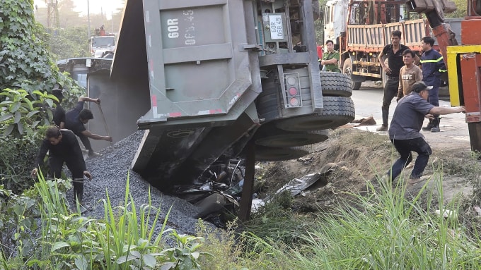 Xe ben đè nát một phần ôtô 4 chỗ bên dưới. Ảnh: Phước Tuấn