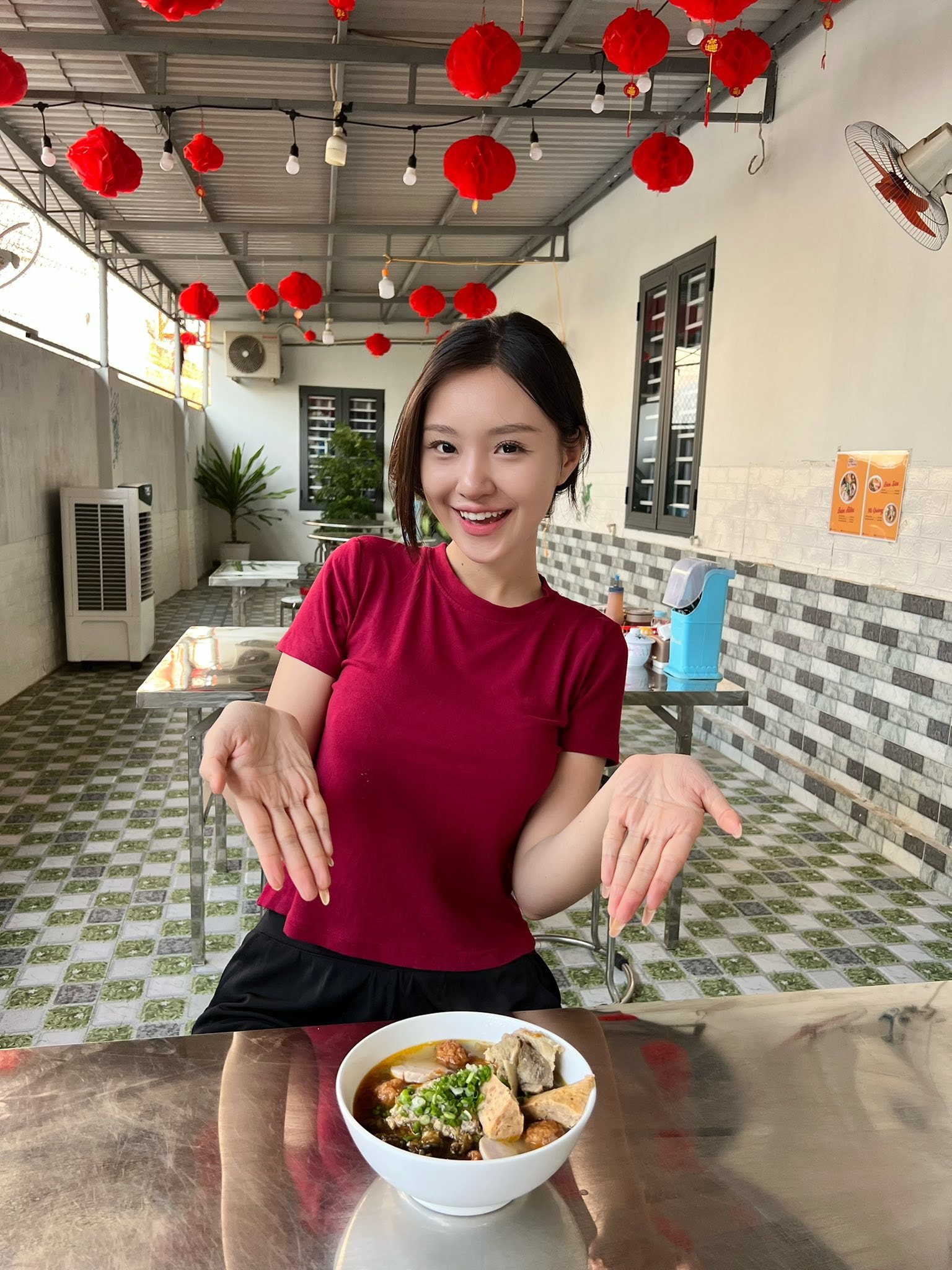 Á hậu Khánh Như phụ mẹ bán quán ăn sáng