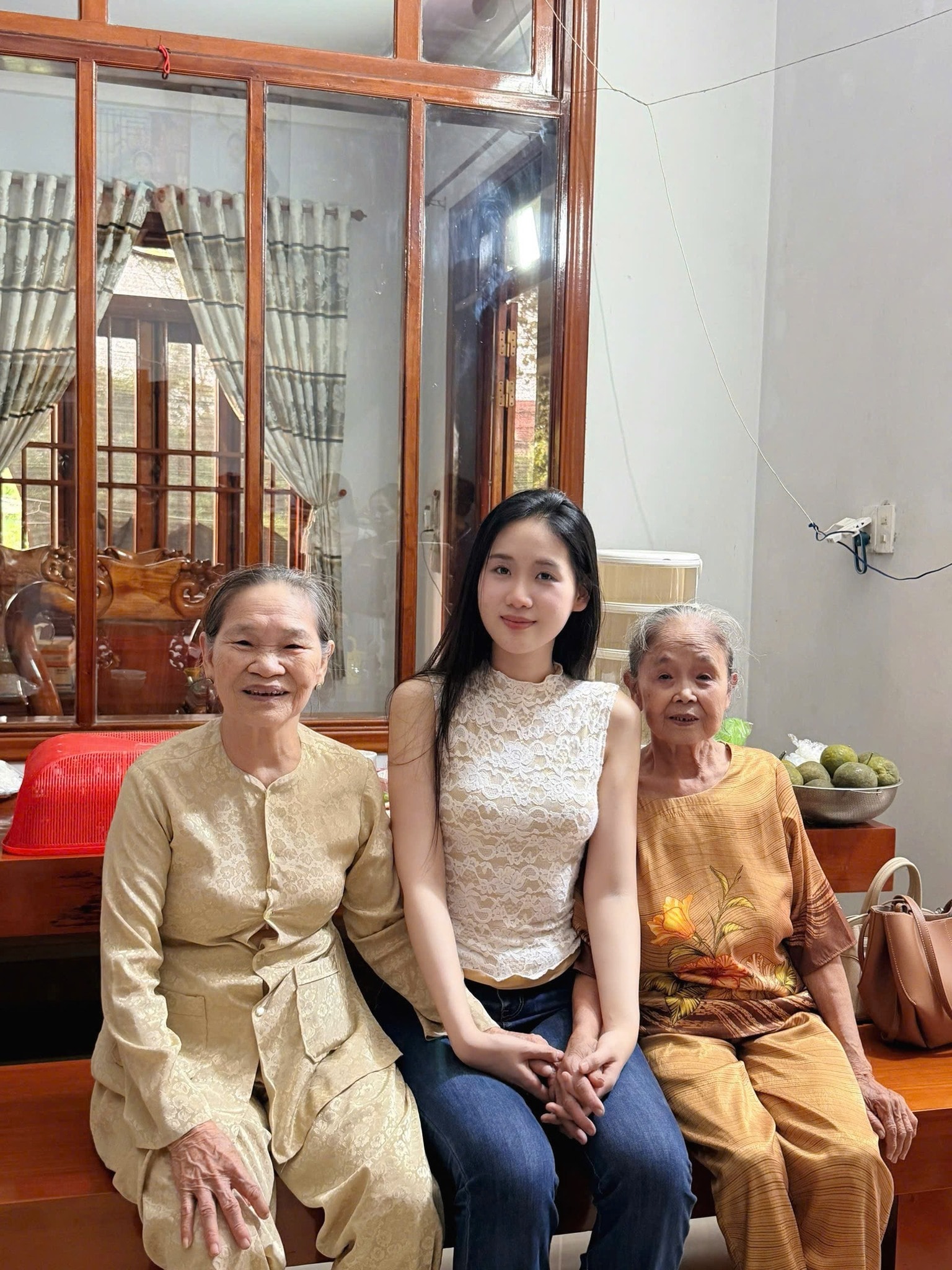 Á hậu Trương Tâm Như về quê thăm bố mẹ sau Miss World Vietnam