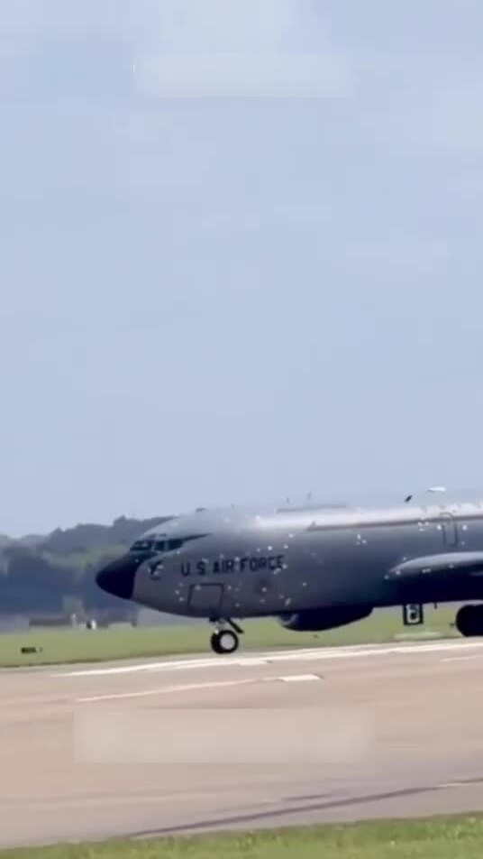 Máy bay tiếp dầu Mỹ trở về từ Trung Đông dán chi chít băng dính