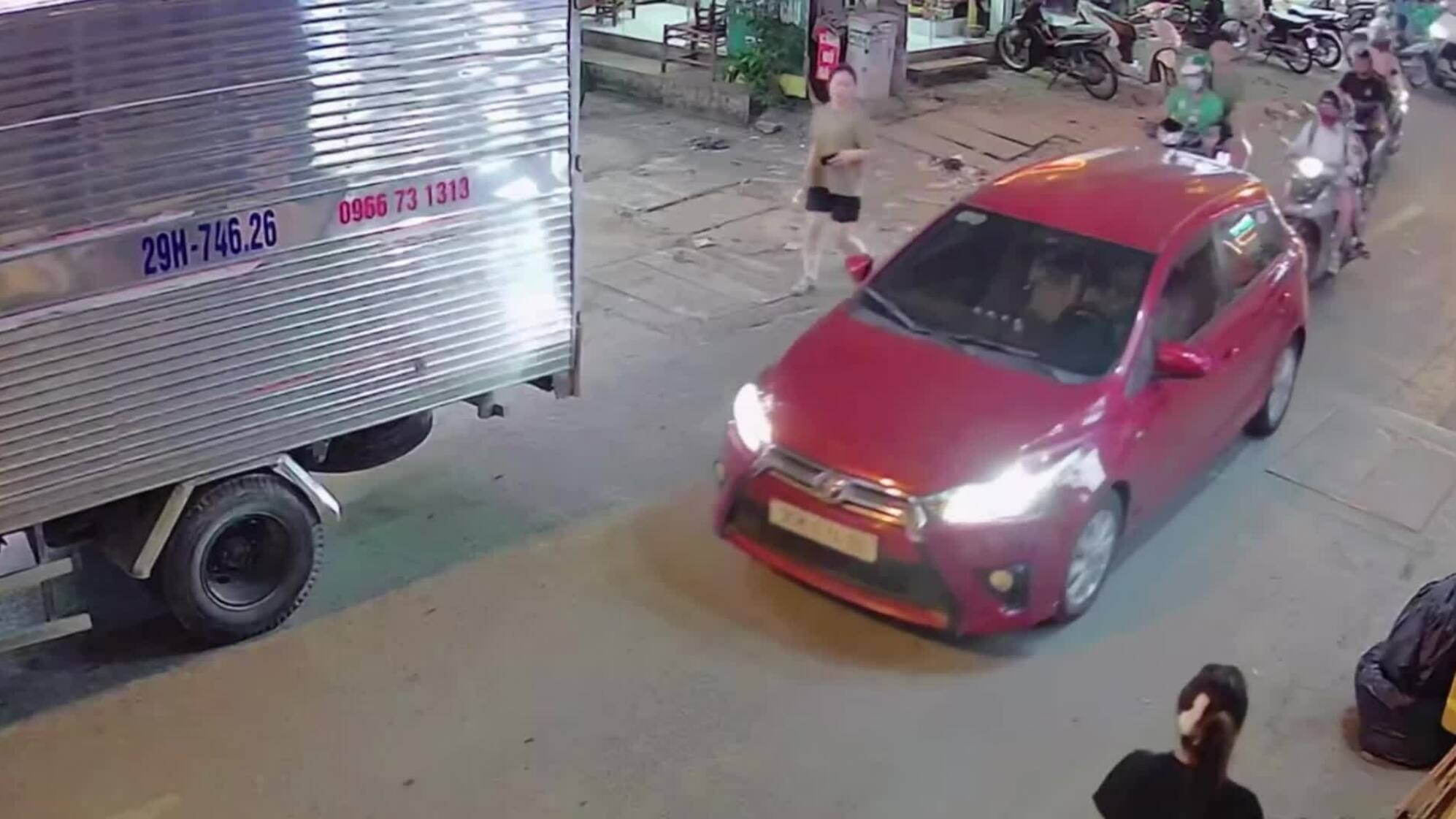 Nữ tài xế gây tai nạn liên hoàn trên phố Hà Nội