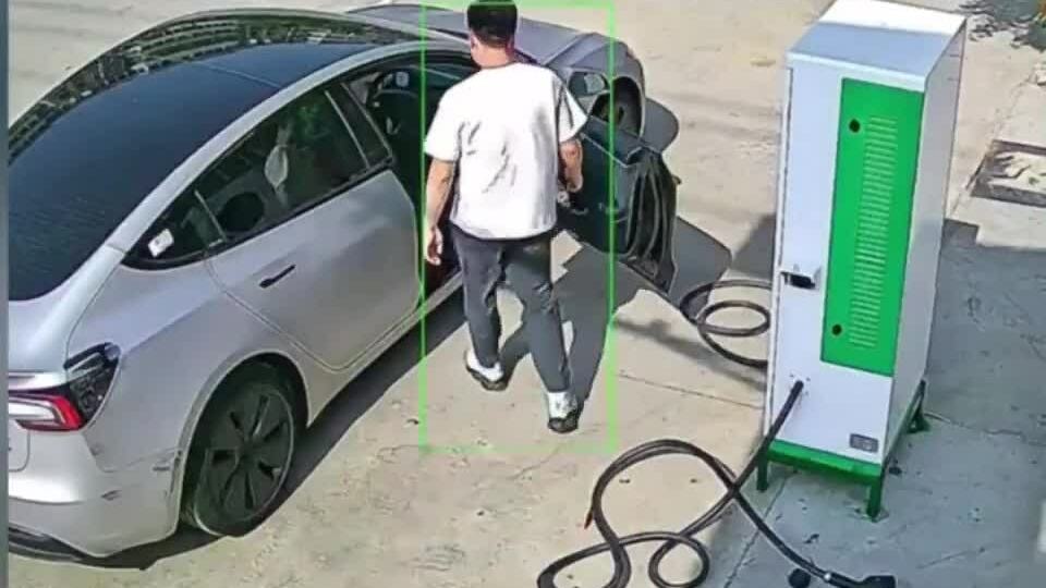 Tài xế sạc xe điện và cách hành xử 'dùng một lần rồi bỏ'