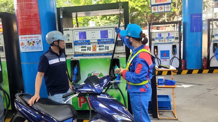 Bộ Công Thương thông báo xăng E10 sẽ thay thế xăng RON 95 từ 30 - 4 - 2026 - Ảnh 1.