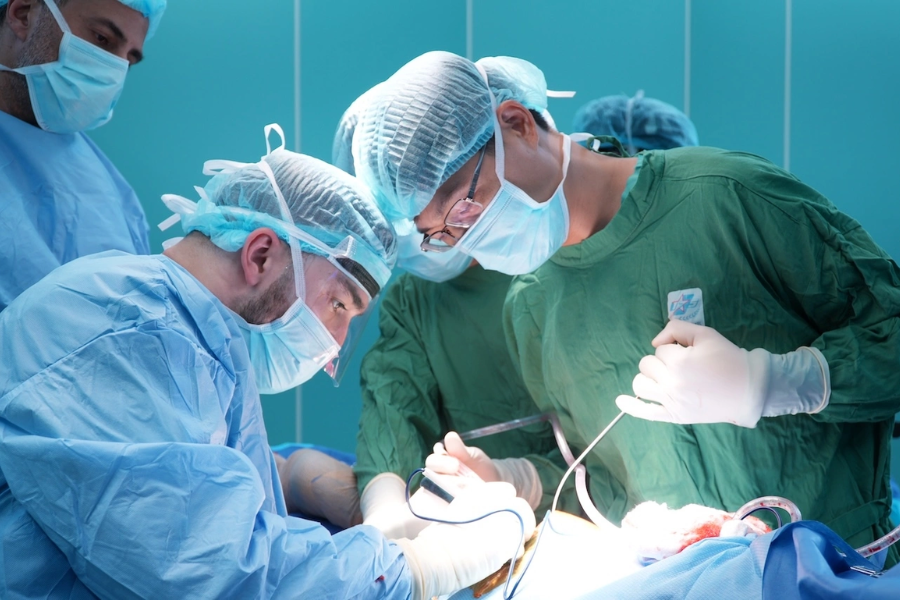 Các bác sĩ tại Bệnh viện Quân y 175 đang thực hiện phẫu thuật thay khớp háng