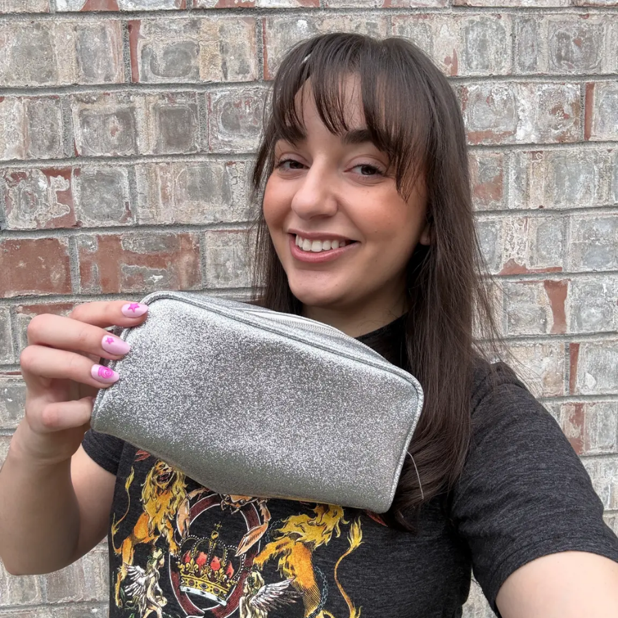 Cassie Rodgers cho biết mang theo kẹo bạc hà hoặc bút tinh dầu cũng đủ để cô cảm thấy yên tâm hơn khi ra ngoài 