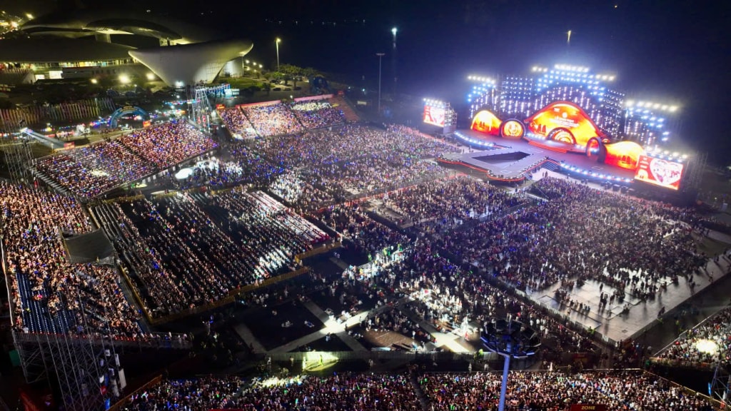 Hàng chục nghìn người đã có mặt tại Quảng trường 30/10 (phường Hạ Long) để theo dõi Concert “Thanh âm Kỷ nguyên mới”. (Ảnh: Đỗ Phương)