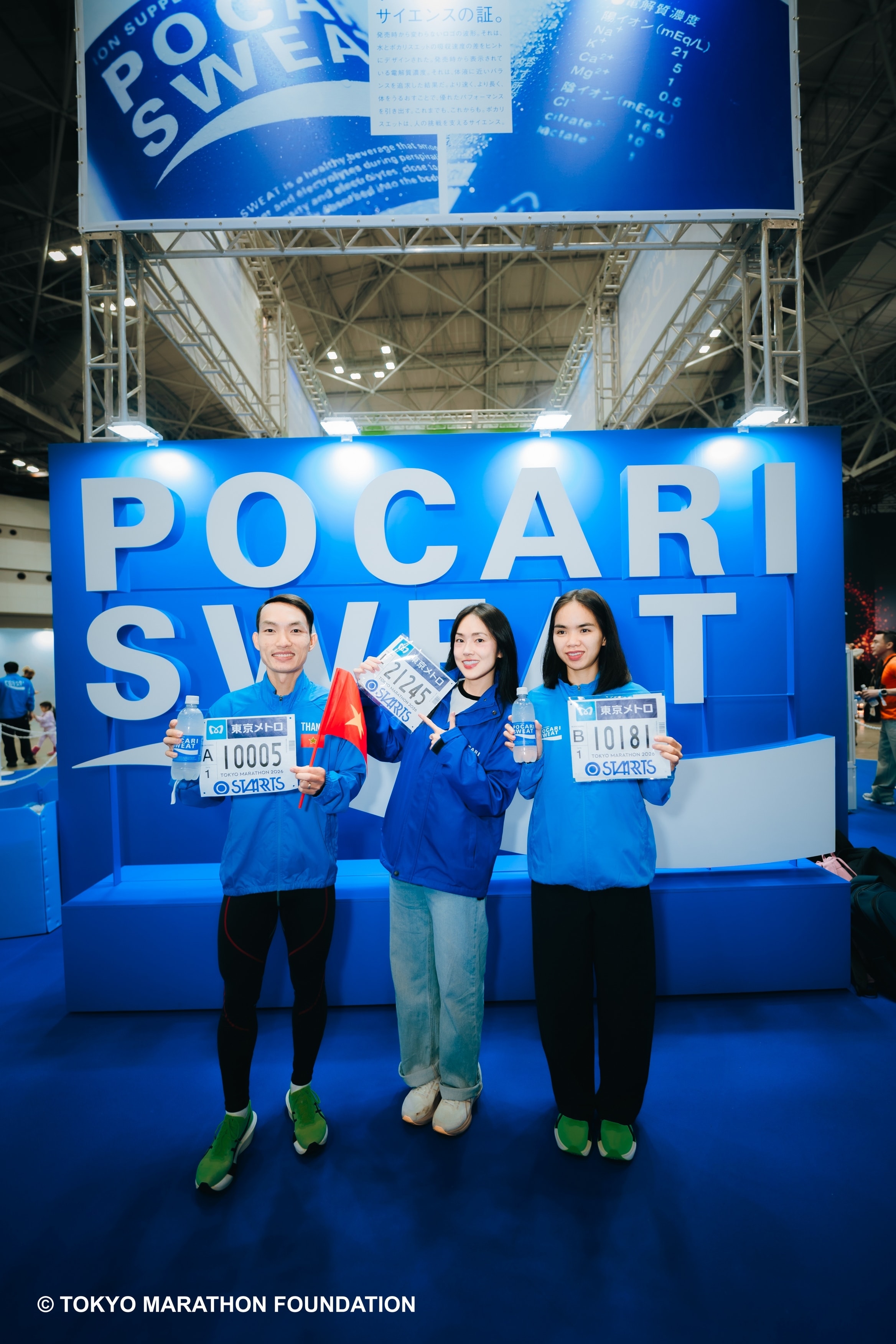 Ba đại diện Dream Project 2026 tại khu vực Expo Pocari Sweat trong ngày nhận racekit.