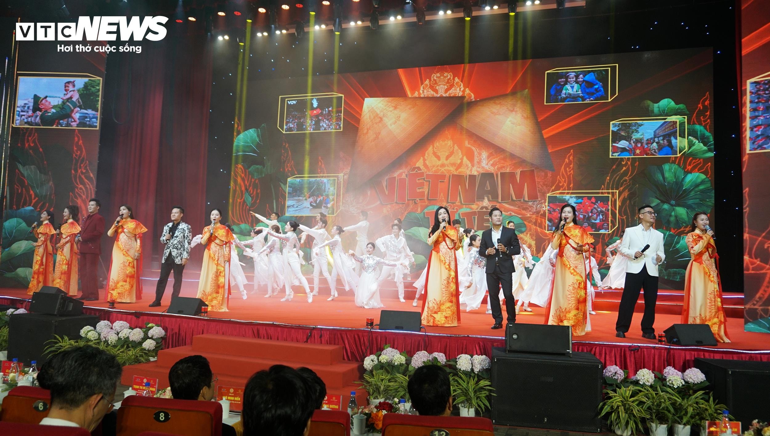 Đêm bế mạc để lại nhiều cảm xúc với những tiết mục nghệ thuật đặc sắc xen kẽ giữa các phần.