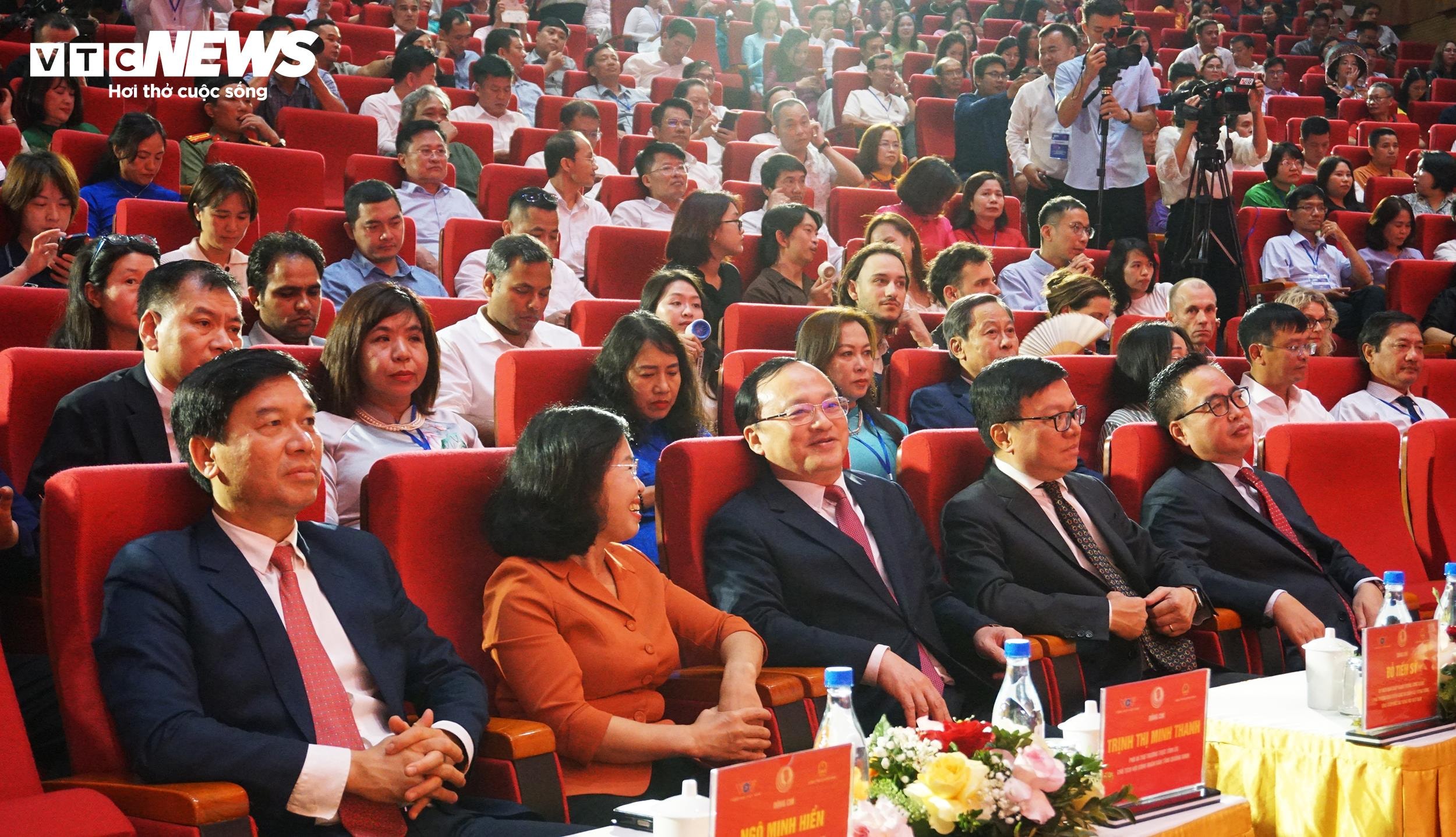 Các đại biểu lãnh đạo Báo Nhân dân, tỉnh Quảng Ninh và Đài Tiếng nói Việt Nam tại đêm bế mạc, trao giải Liên hoan Phát thanh toàn quốc lần thứ XVII.