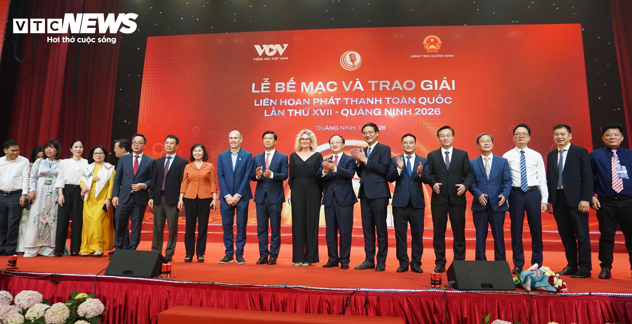 Các đại biểu chụp hình lưu niệm sau khi kết thúc đêm bế mạc kỳ Liên hoan Phát thanh toàn quốc lần thứ XVII.