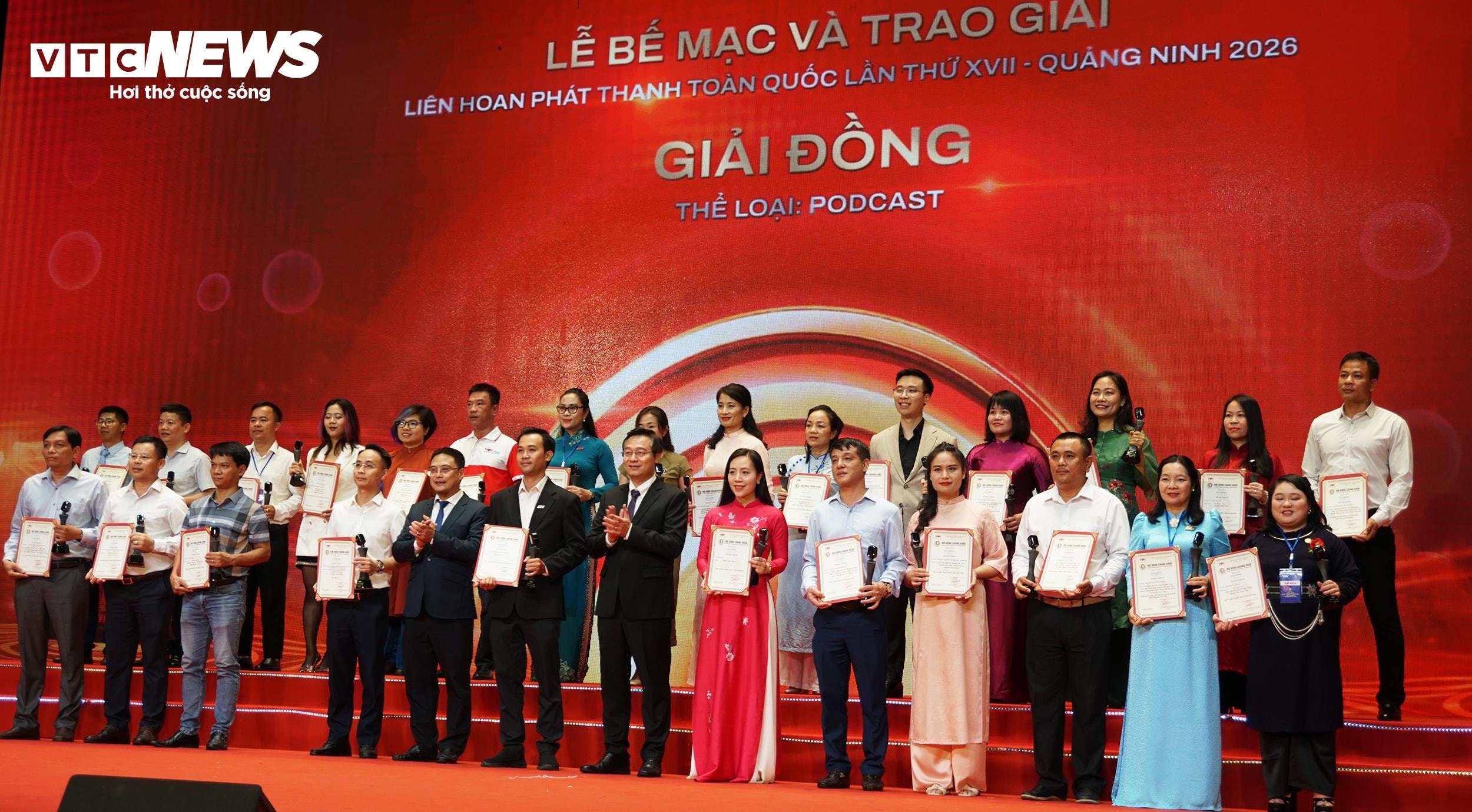 Ông Nguyễn Vũ Duy, Trưởng Ban Tổ chức cán bộ và Hợp tác quốc tế, Đài Tiếng nói Việt Nam và ông Nguyễn Thế Lãm, Giám đốc Báo và Đài PTTH tỉnh Quảng Ninh, Phó Trưởng Ban Tổ chức Liên hoan Phát thanh lần thứ XVII trao giải Đồng cho các tập thể và cá nhân đoạt giải thể loại Podcast. Trong đó, nhóm tác giả Báo Điện tử VTC News vinh dự lần đầu tham gia và đoạt giải Đồng tại hạng mục này.