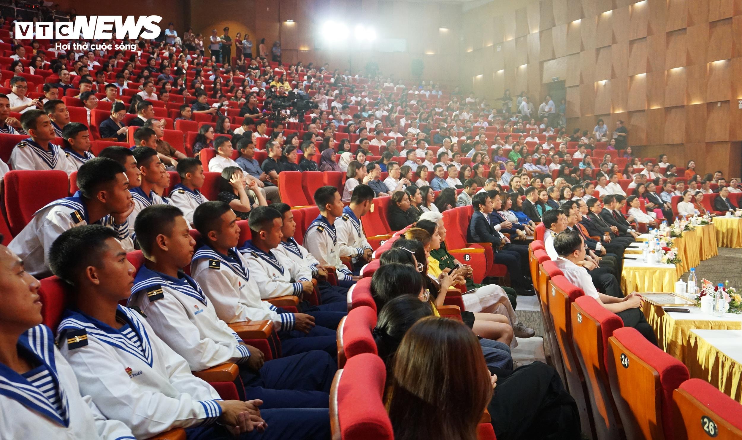 Tối 13/4, tại Cung quy hoạch, kiến trúc và hội chợ triển lãm (phường Hạ Long, tỉnh Quảng Ninh), diễn ra Lễ bế mạc và trao giải Liên hoan Phát thanh toàn quốc lần thứ XVII - Quảng Ninh 2026, khép lại gần một tuần hoạt động sôi nổi, để lại nhiều dấu ấn nghề nghiệp của những người làm phát thanh trên cả nước.