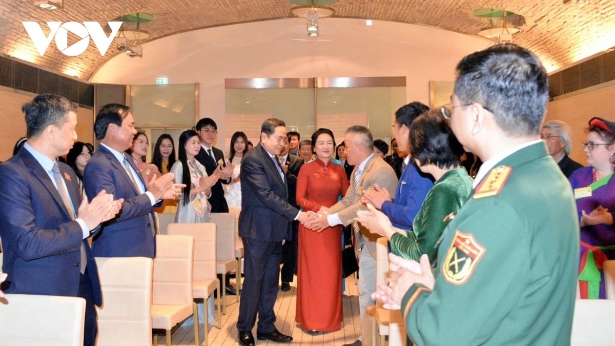 Cộng đồng người Việt Nam tại Italia bày tỏ xúc động được gặp Chủ tịch Quốc hội Trần Thanh Mẫn và Phu nhân cùng Đoàn đại biểu cấp cao Việt Nam.