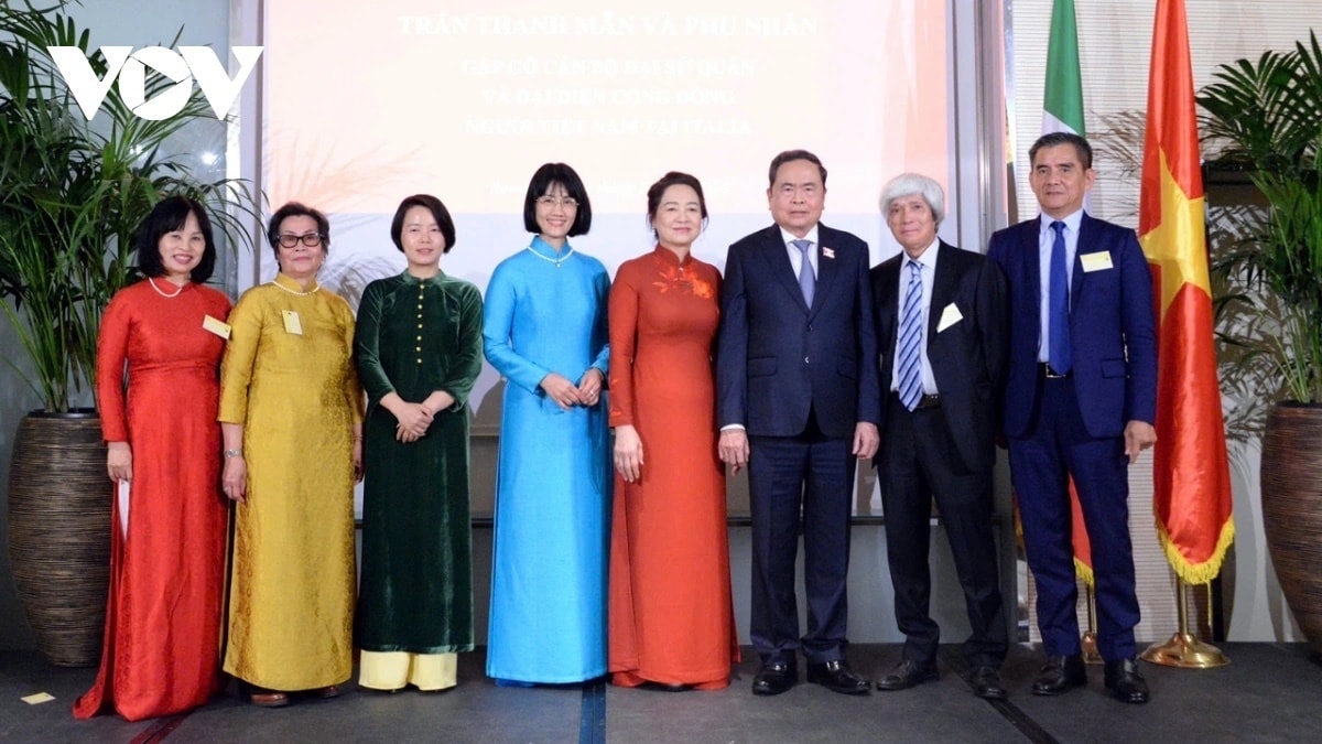 Chủ tịch Quốc hội Trần Thanh Mẫn gửi đến đại sứ, cơ quan Đại sứ quán và cộng đồng người Việt ở Italia lời chúc sức khỏe và lời chúc mừng nồng nhiệt nhất.