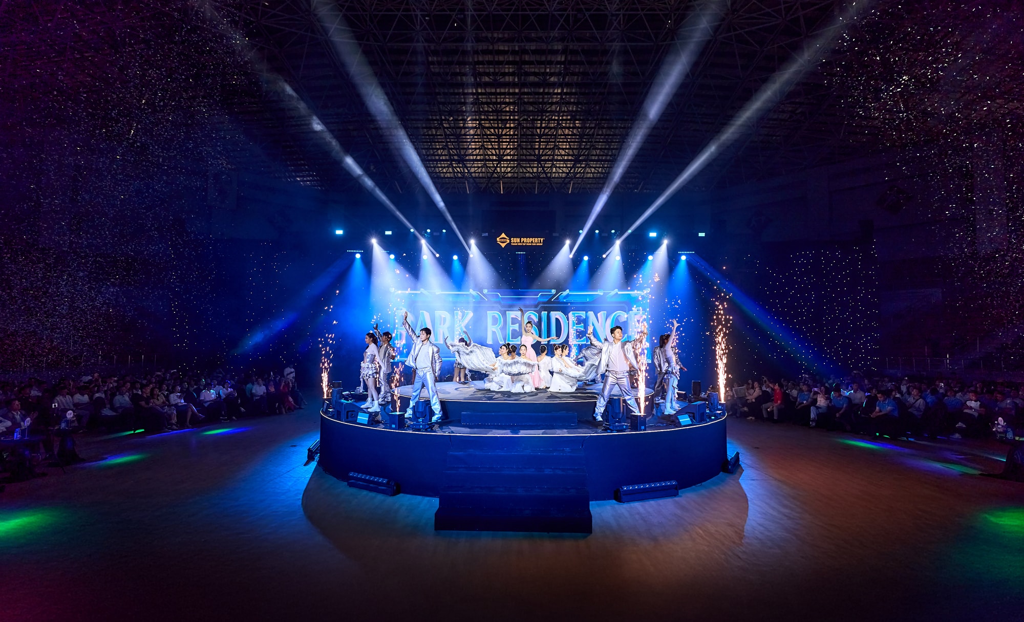 Sân khấu nghệ thuật ấn tượng, truyền tải chân thực chất sống tại Park Residence. (Ảnh: Ánh Dương)