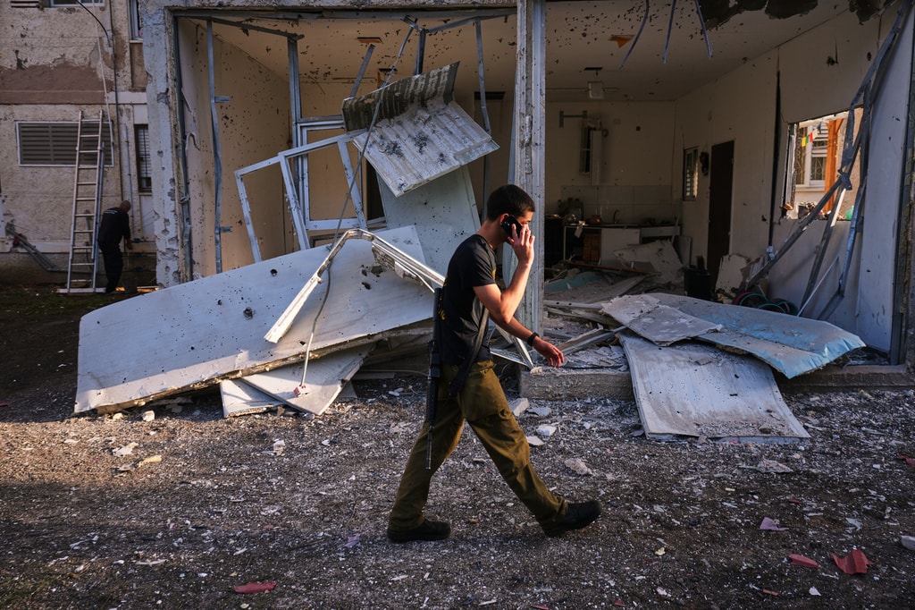 Một tòa nhà dân cư bị hư hại sau khi trúng đòn của Lebanon, tại Nahariya, miền Bắc Israel, ngày 13/4/2026. (Ảnh: AP)