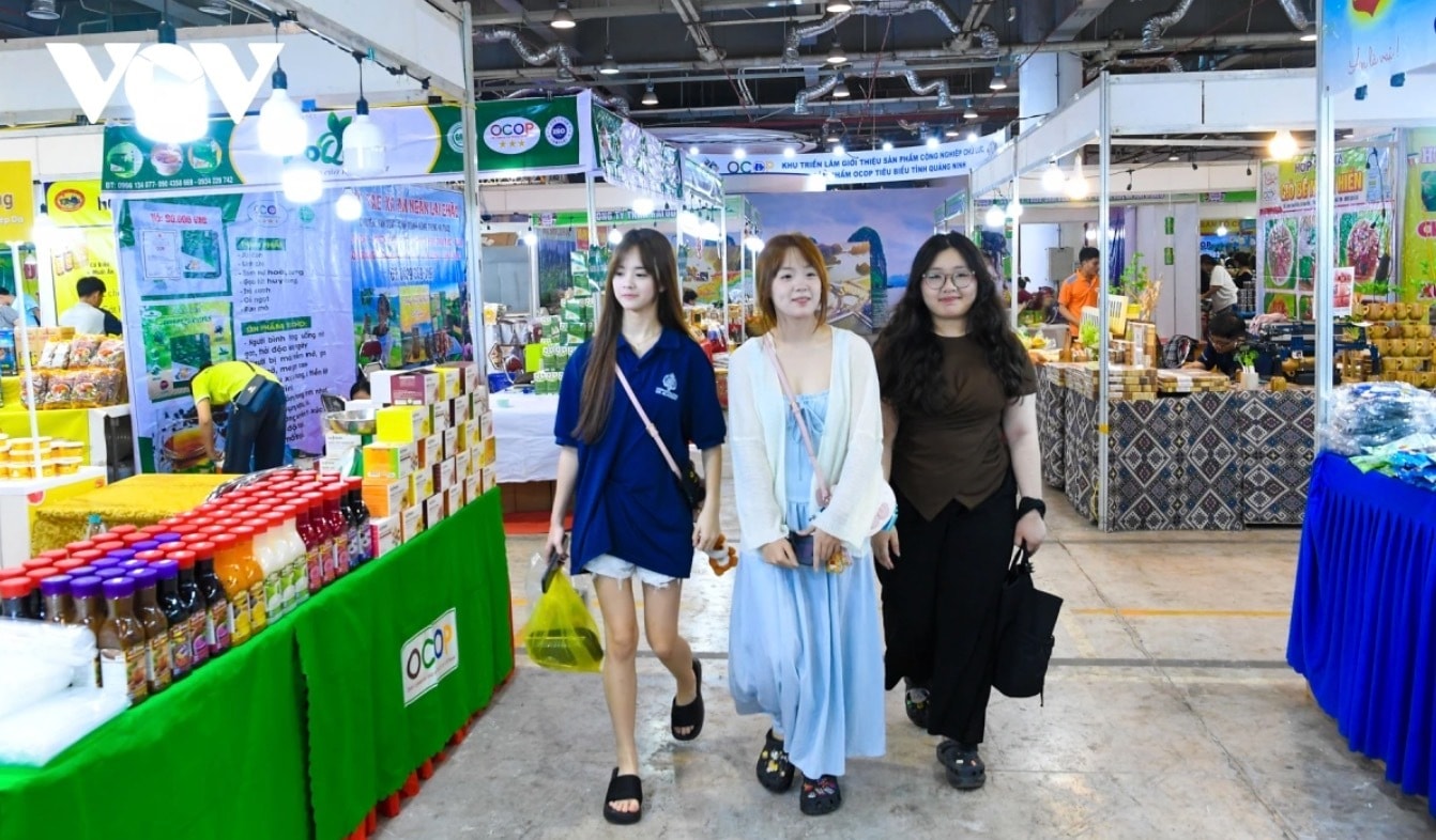 Ngoài các hoạt động chuyên môn, còn có nhiều sự kiện bên lề, thu hút đông đảo người dân và du khách tham dự như trưng bày hình ảnh, hiện vật với chủ đề “Phát thanh vì Việt Nam hùng cường, thịnh vượng”; “Hội chợ OCOP Quảng Ninh - Hè 2026”.