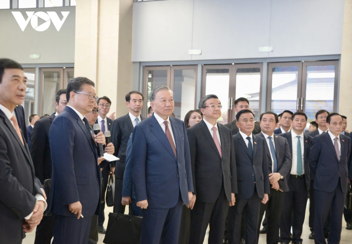 Tổng Bí thư, Chủ tịch nước Tô Lâm và Đoàn đại biểu cấp cao Việt Nam đến tìm hiểu thực tế quy hoạch và khảo sát tại khu mới Hùng An, tỉnh Hà Bắc, Trung Quốc.