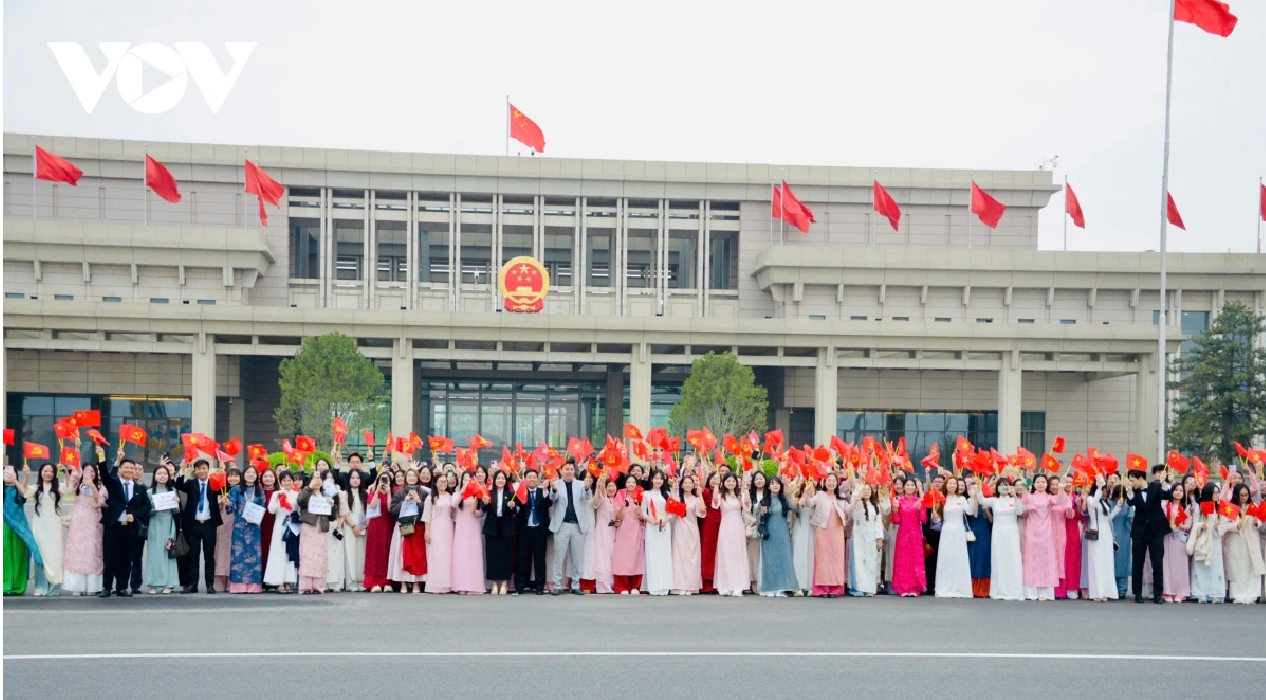 Đại diện kiều bào, lưu học sinh Việt Nam tại Trung Quốc đón Tổng Bí thư, Chủ tịch nước Tô Lâm và Phu nhân ở sân bay quốc tế Bắc Kinh.