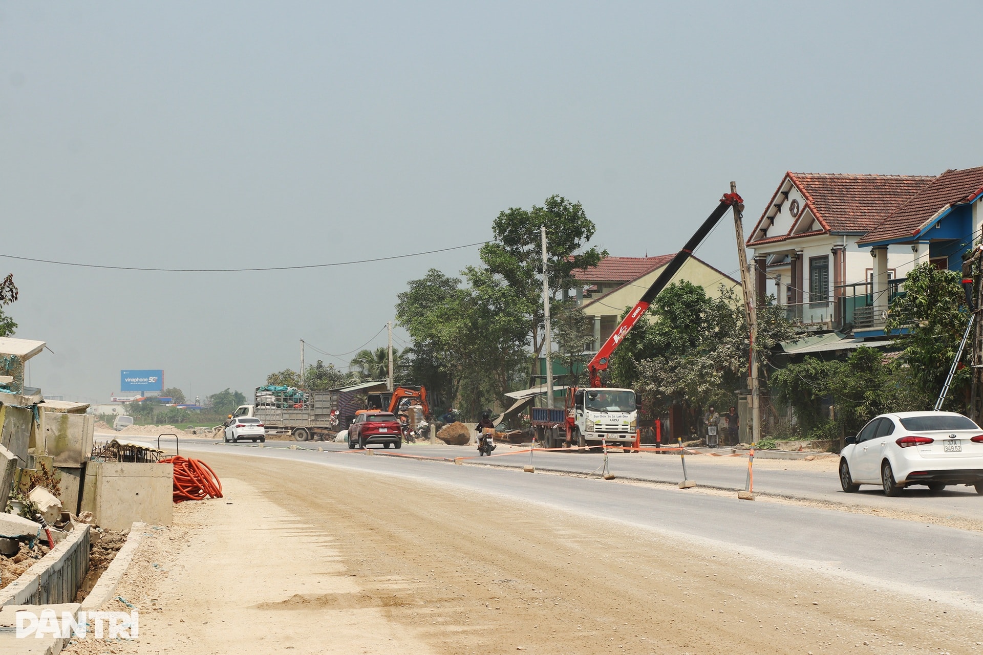 Công nhân rang mình dưới nắng bỏng rát trên công trường dự án 500 tỷ đồng - 1