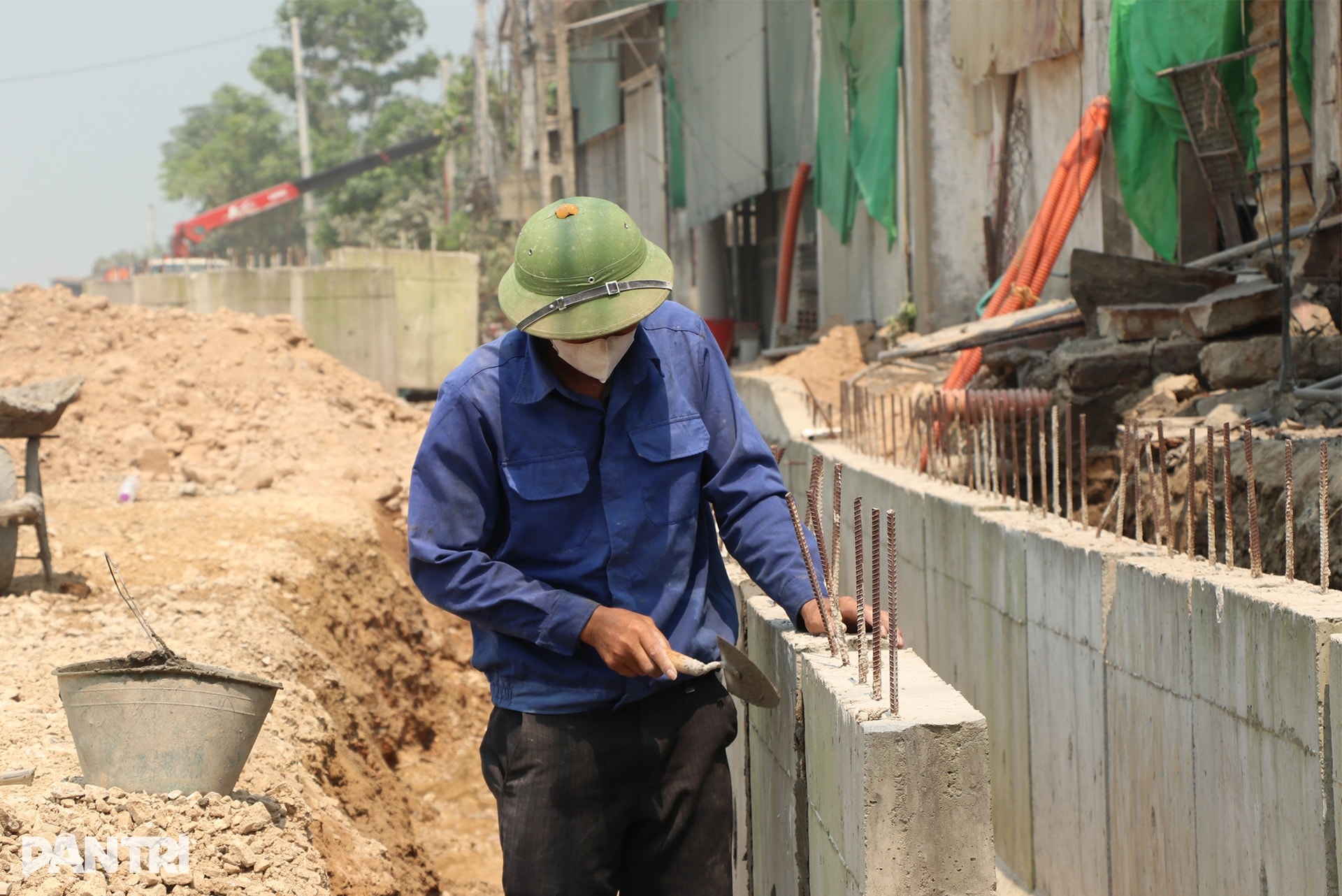 Công nhân rang mình dưới nắng bỏng rát trên công trường dự án 500 tỷ đồng - 5