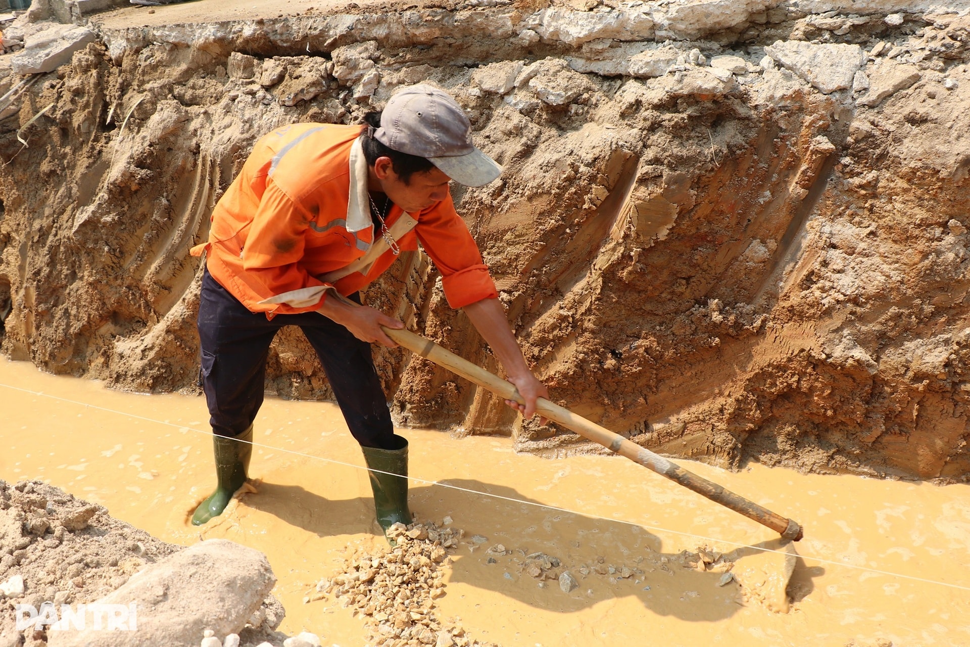 Công nhân rang mình dưới nắng bỏng rát trên công trường dự án 500 tỷ đồng - 3