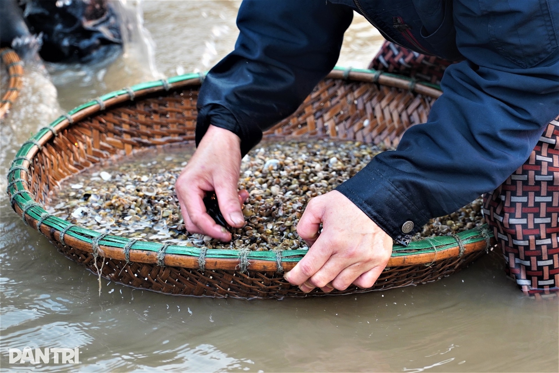 Dầm nước, canh lửa, nghề 300 năm tuổi giúp người dân ven sông La ấm no - 5