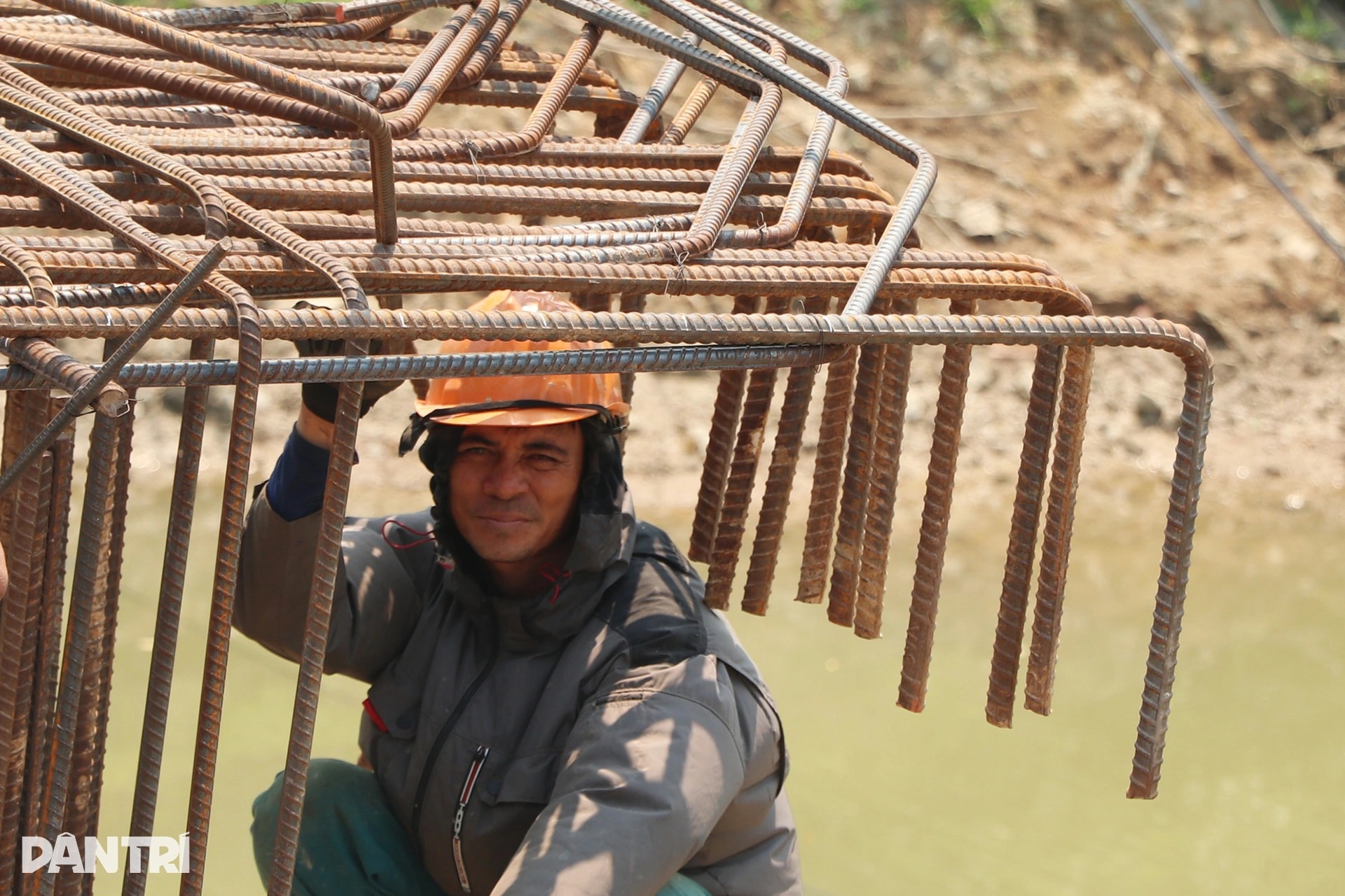 Công nhân rang mình dưới nắng bỏng rát trên công trường dự án 500 tỷ đồng - 9