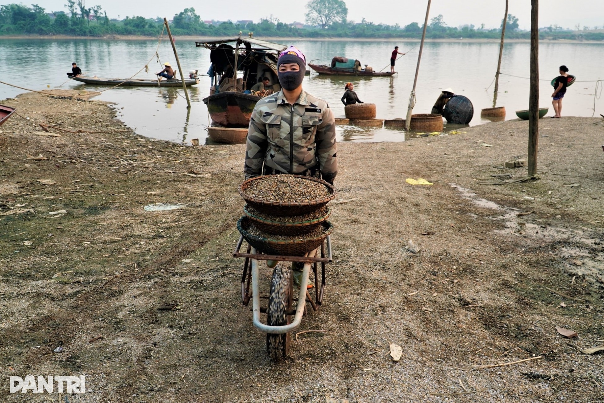 Dầm nước, canh lửa, nghề 300 năm tuổi giúp người dân ven sông La ấm no - 6