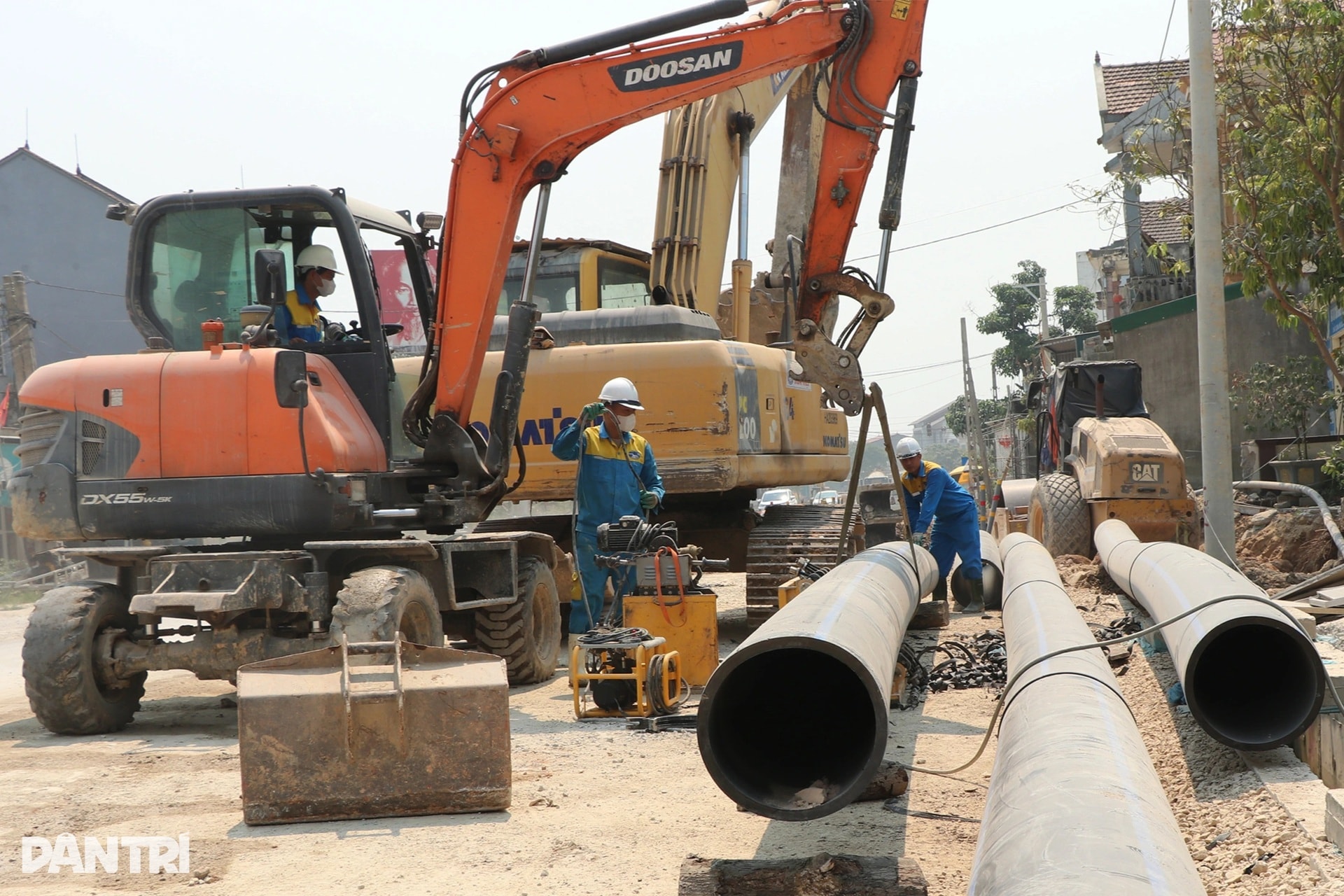 Công nhân rang mình dưới nắng bỏng rát trên công trường dự án 500 tỷ đồng - 7