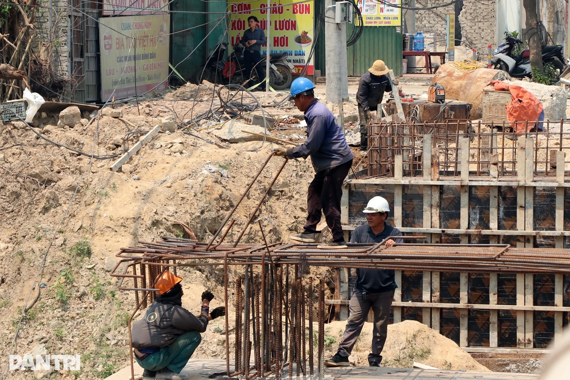 Công nhân rang mình dưới nắng bỏng rát trên công trường dự án 500 tỷ đồng - 8