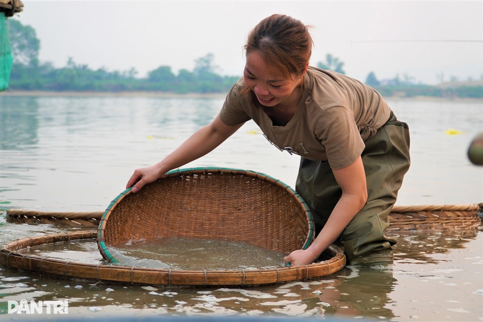 Dầm nước, canh lửa, nghề 300 năm tuổi giúp người dân ven sông La ấm no - 4