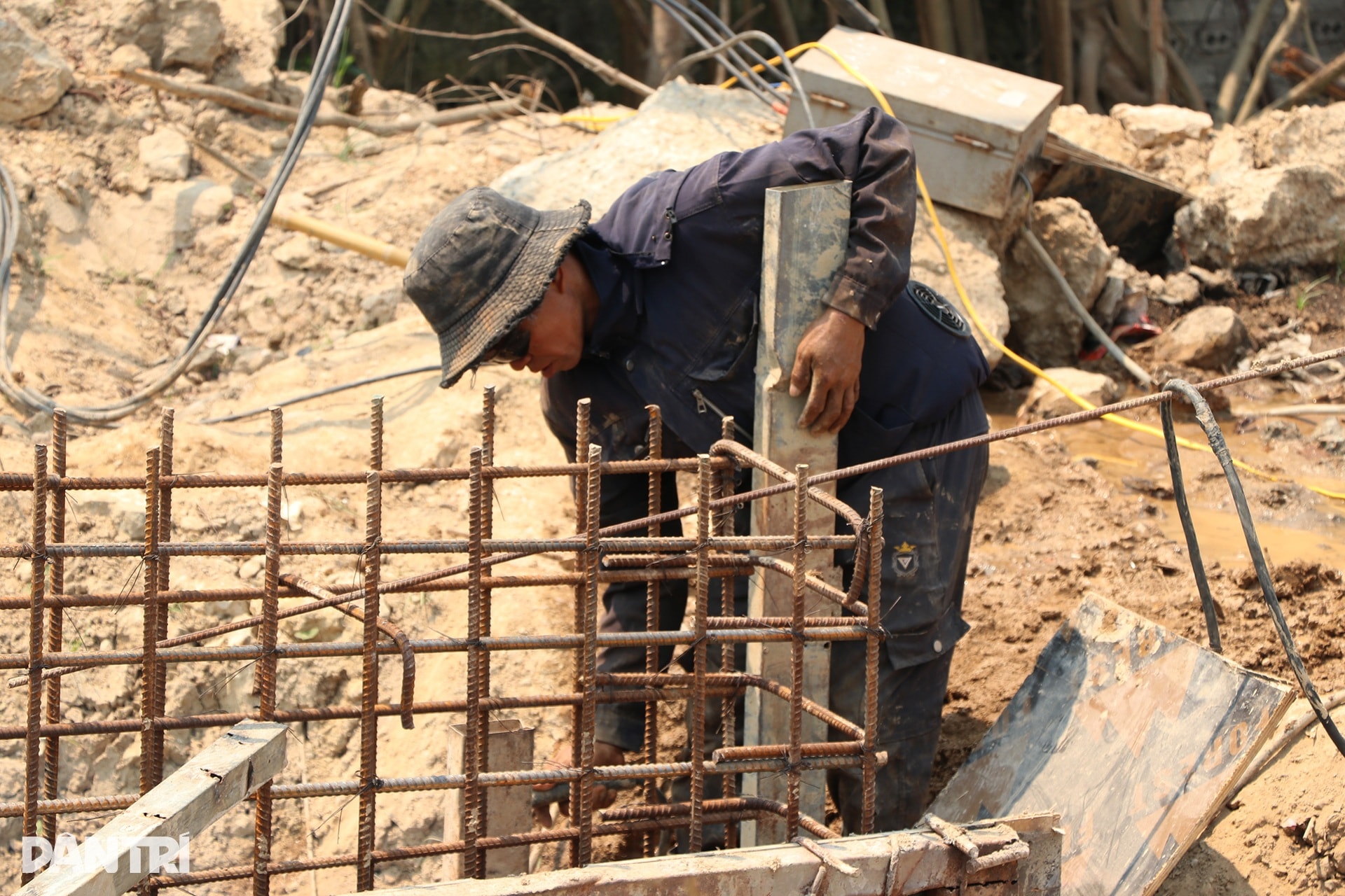 Công nhân rang mình dưới nắng bỏng rát trên công trường dự án 500 tỷ đồng - 10