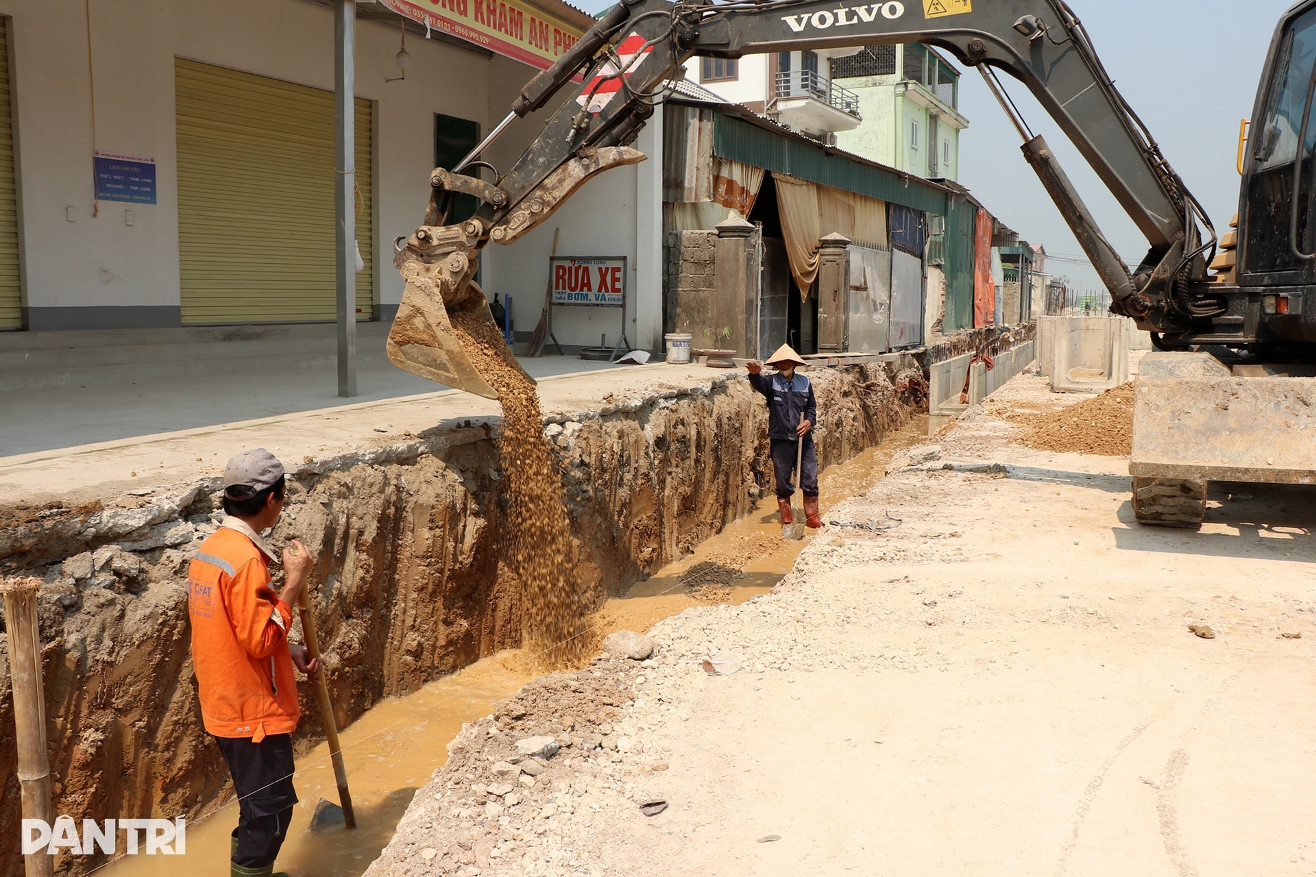 Công nhân rang mình dưới nắng bỏng rát trên công trường dự án 500 tỷ đồng - 2