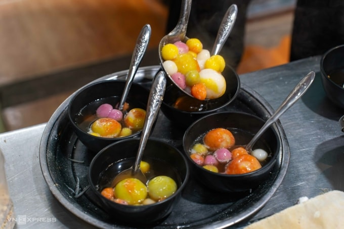 Những bát thắng dền ở quán bà Nga, viên to hơn là trôi tàu có nhân đậu xanh. Ảnh: Hoàng Giang