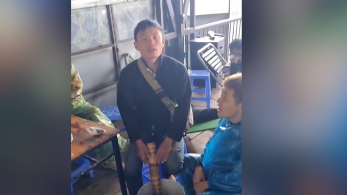 Một lái xe hút thuốc lào vào buổi sáng trong lúc nghỉ chân. Ảnh: NVCC