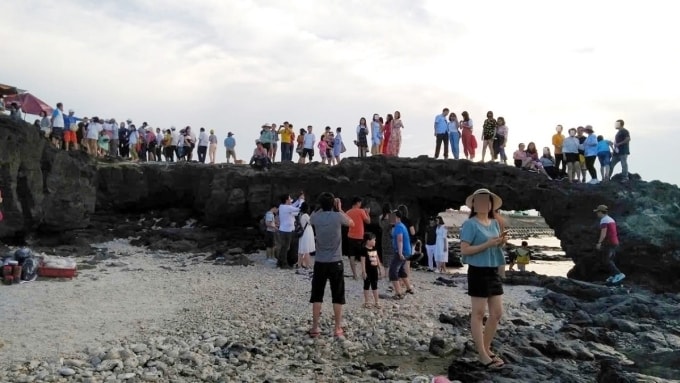 Du khách đi trên cổng tò vò Lý Sơn để chụp ảnh. Ảnh: UBND đặc khu Lý Sơn